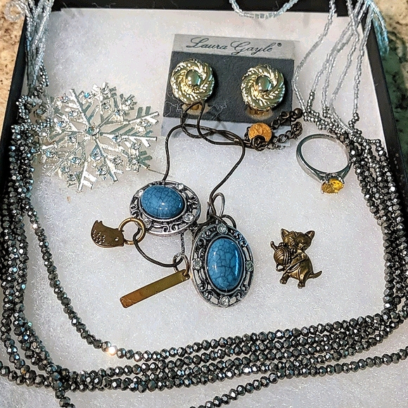 Jewelry set of 12 (donated) - Picture 2 of 11